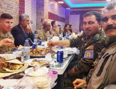 Σε «έξαλλη» κατάσταση ο Χουλουσί Ακαρ από φωτογραφίες με Αμερικανούς και Κούρδους να συντρώγουν μαζί